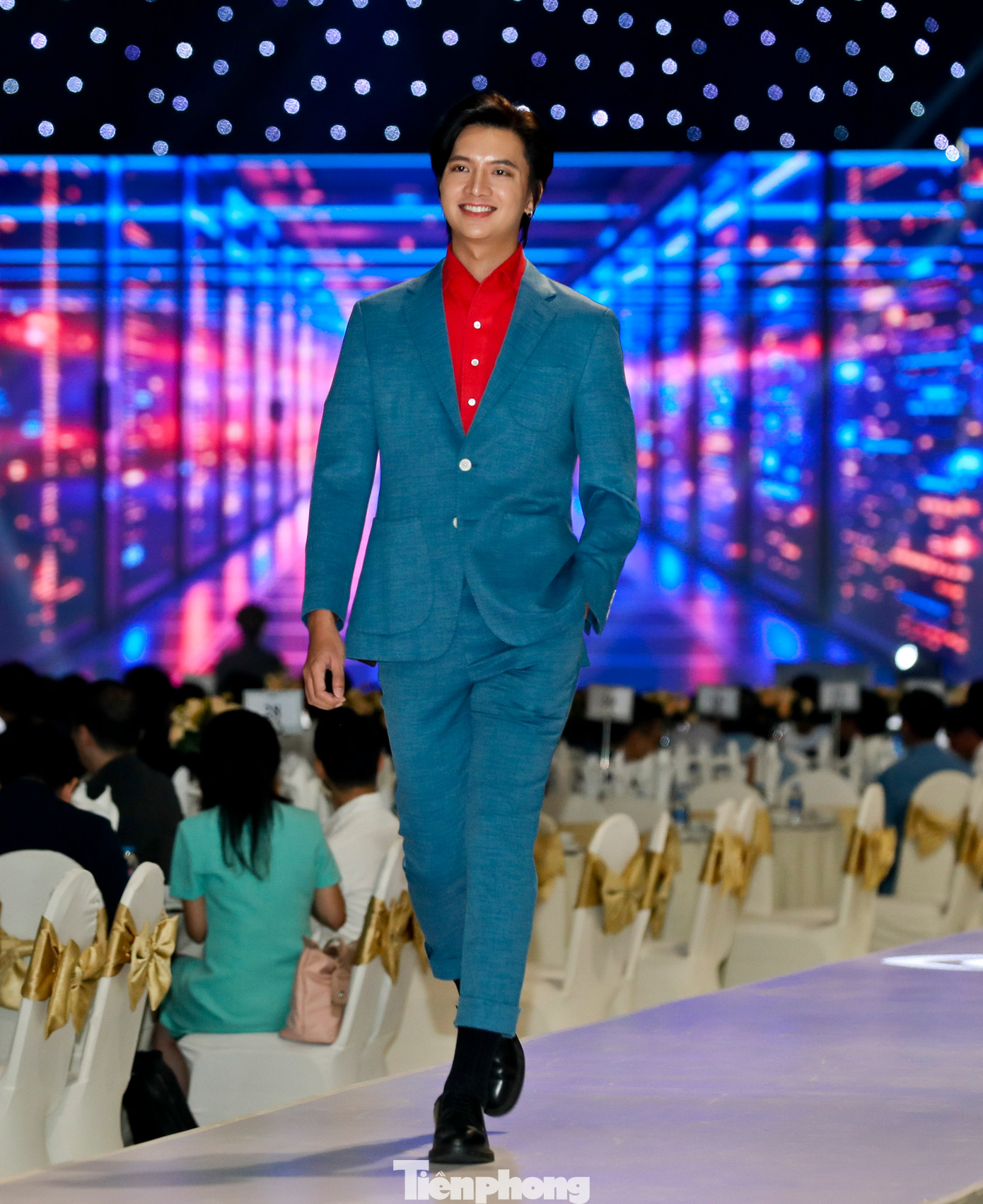 Màn catwalk ấn tượng của các người mẫu nam trong trang phục vest lịch lãm.