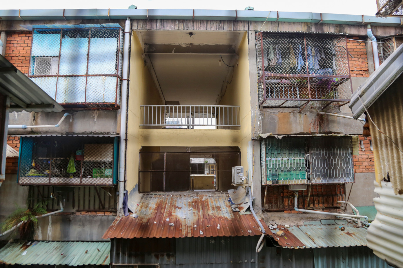 Chung cư Ngô Gia Tự có 7 dãy nhà với dây điện chằng chịt, cầu dao cũ kỹ khiến nguy cơ hỏa hoạn luôn rình rập.