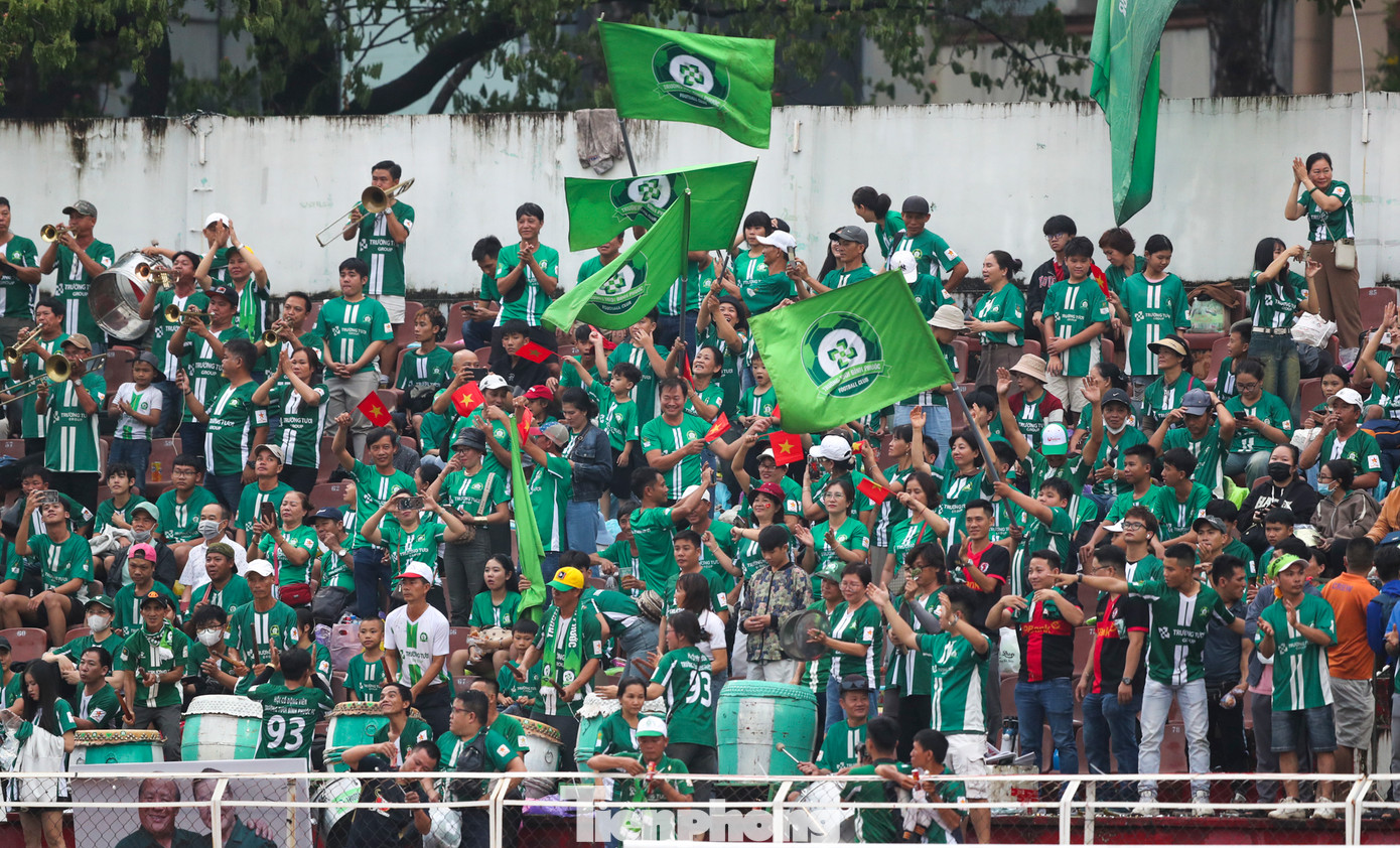 Đông đảo khán giả Bình Phước đã phủ kín sân Thống Nhất nhưng lại không được chứng kiến chiến thắng của đội bóng.