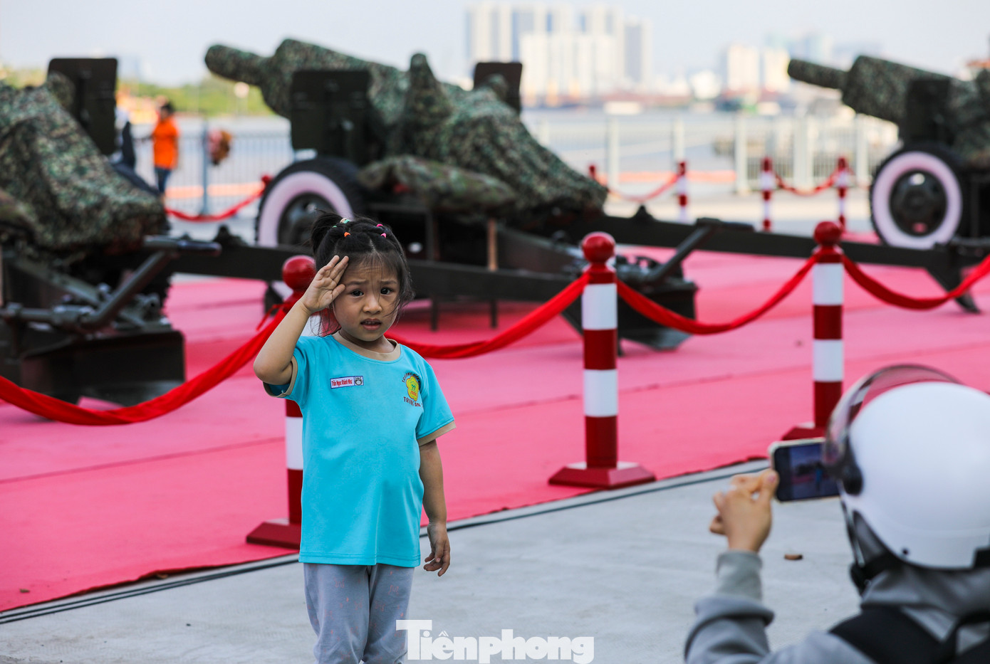 Hiện tại, người dân được chụp hình lưu niệm với các khẩu pháo nhưng không được tiếp cận gần và không được sờ vào hiện vật.