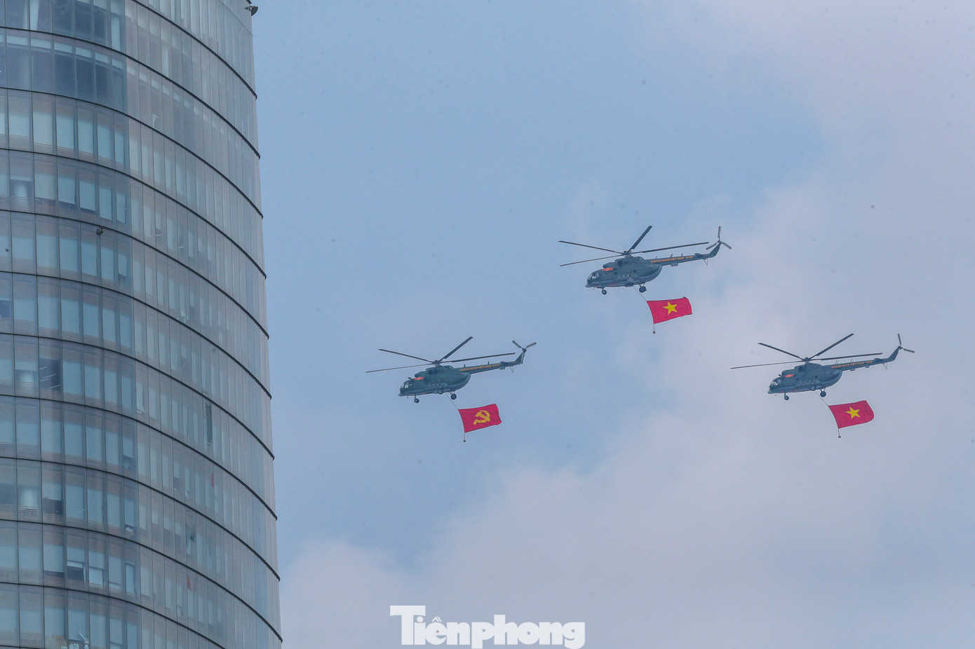 Các phi đội bay trên bầu trời TPHCM.