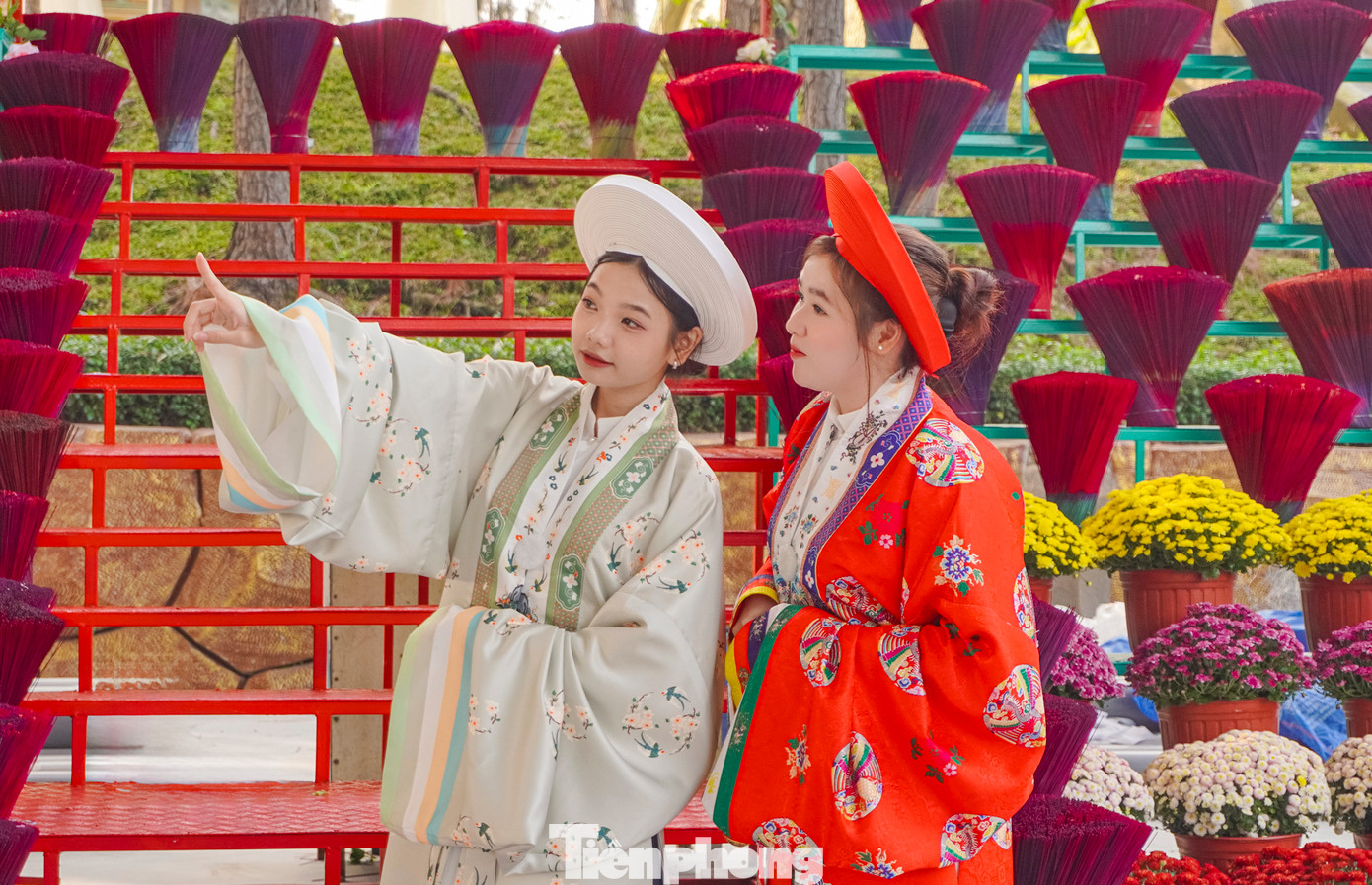 Lễ hội mùa xuân Ất Tỵ 2025 tại Khu du lịch Văn hóa Suối Tiên tạo nên ấn tượng với người dân và du khách với sự kiện “Tết xuyên không”, mở ra không gian vui xuân đón Tết mang phong vị cổ truyền trong không gian Tết Việt xưa.