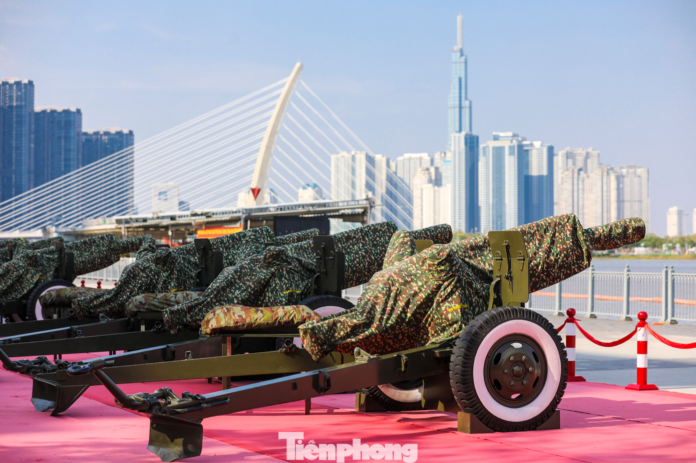 15 khẩu đại bác được bố trí tại khu vực bến Bạch Đằng (quận 1) sẽ bắn 21 phát đại bác trên nền Quốc thiều Việt Nam trong dịp Lễ kỷ niệm 50 năm Ngày Thống nhất đất nước.