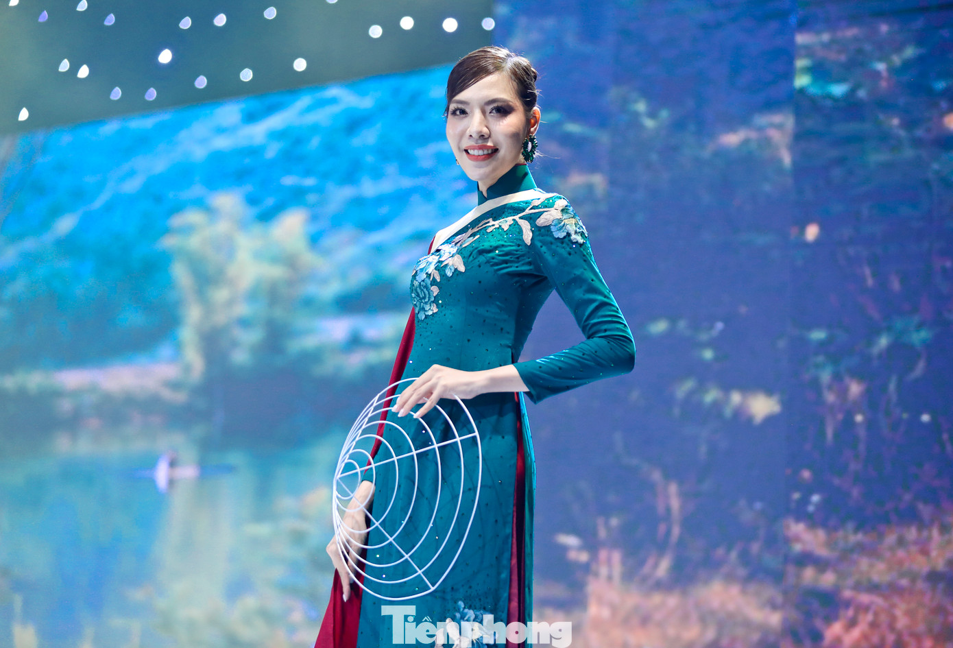 Các tác phẩm áo dài hiện thân cho sự sáng tạo, hòa quyện giữa truyền thống và nghệ thuật đương đại.