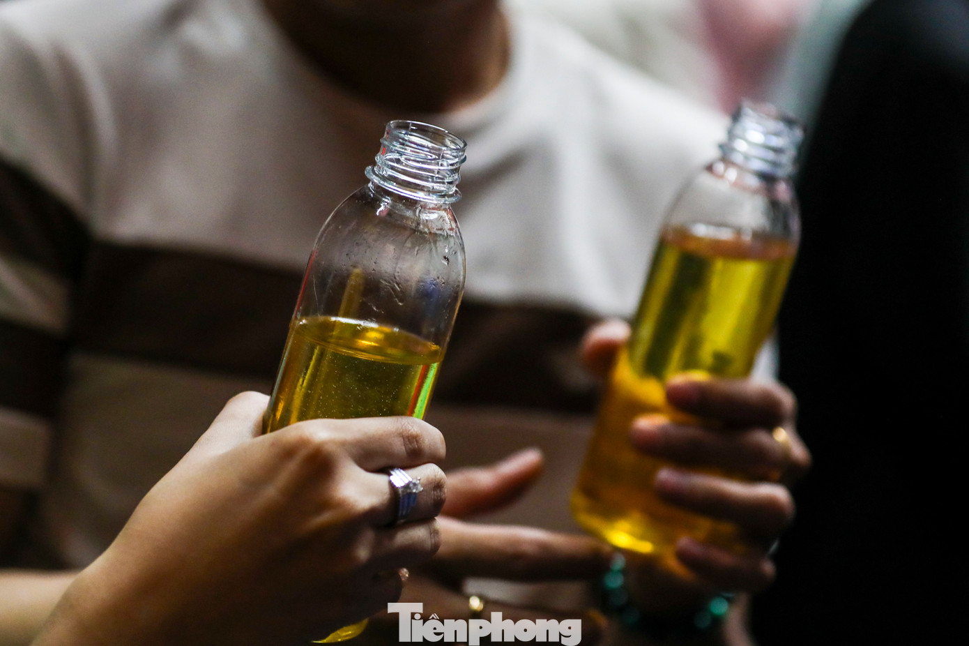 Những chai dầu ăn được rót vào đèn thờ trước điện Ngọc hoàng và luôn có người đứng để rót vào ngọn đèn cúng.