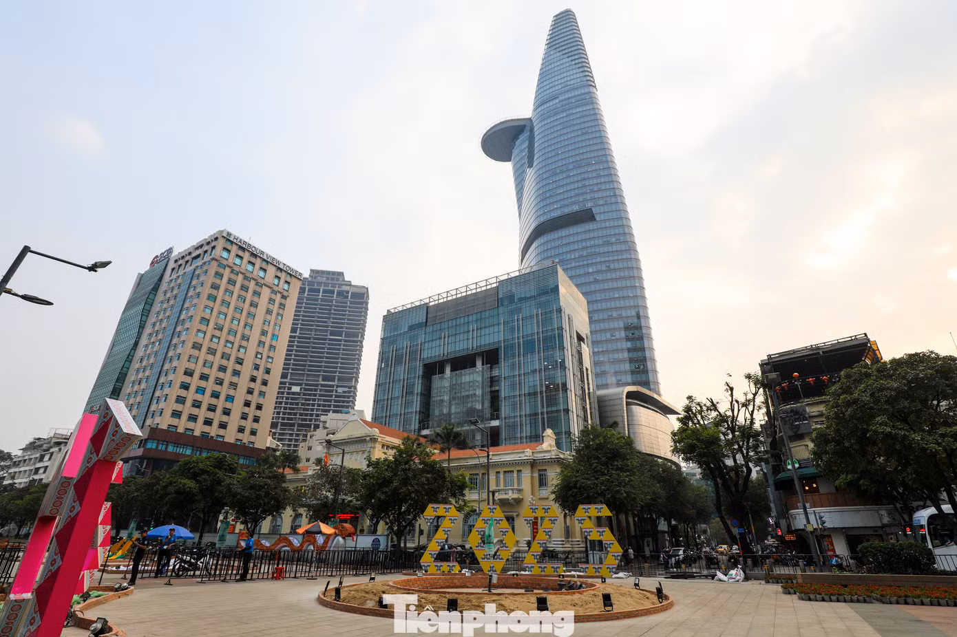 Với chủ đề "Non sông gấm hoa, vui xuân thái hòa", đường hoa năm nay được phân thành 3 phân đoạn "Kết đoàn", "Chuyển mình" và "Phát triển", thể hiện những chặng đường lịch sử của dân tộc Việt Nam.