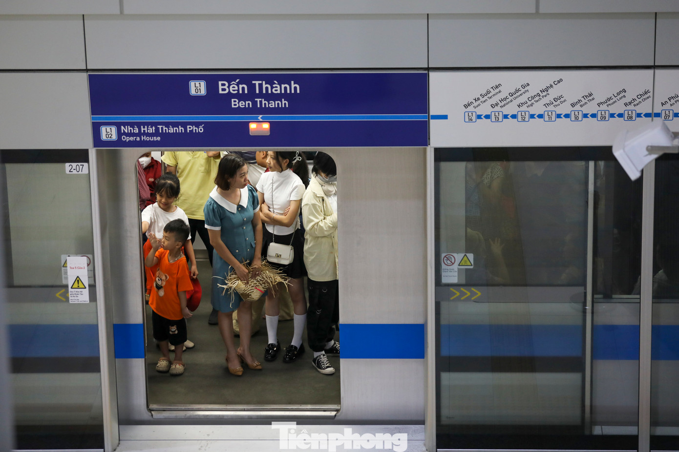 Trong ảnh, người dân chờ tàu metro số 1 tại ga Bến Thành để về nhà sau một ngày đi chơi.