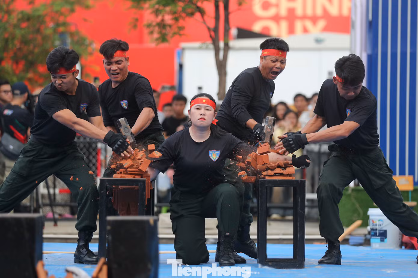 Màn biểu diễn khí công đầy ấn tượng từ các chiến sĩ Cảnh sát cơ động. Ảnh: Duy Anh.