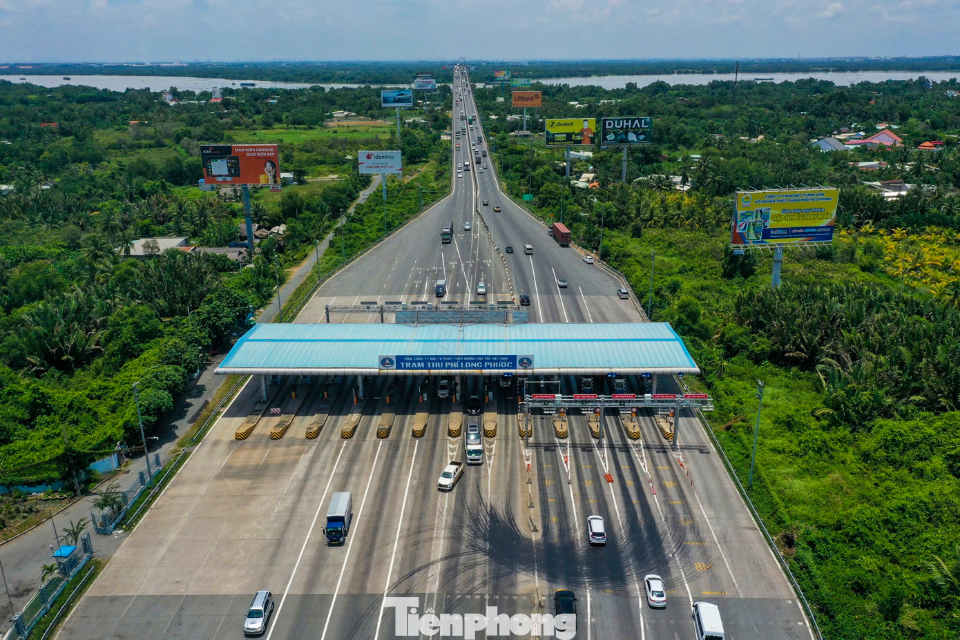 Dự án mở rộng cao tốc TPHCM - Long Thành (từ Vành đai 2 đến cao tốc Biên Hòa - Vũng Tàu) có chiều dài 22km, sẽ do Bộ Xây dựng thực hiện với tổng vốn đầu tư khoảng 15.000 tỷ đồng. Đáng chú ý, lãnh đạo Bộ Kế hoạch và Đầu tư, TPHCM và tỉnh Đồng Nai còn đề xuất đầu tư mở rộng đoạn cao tốc này lên 10 làn xe.