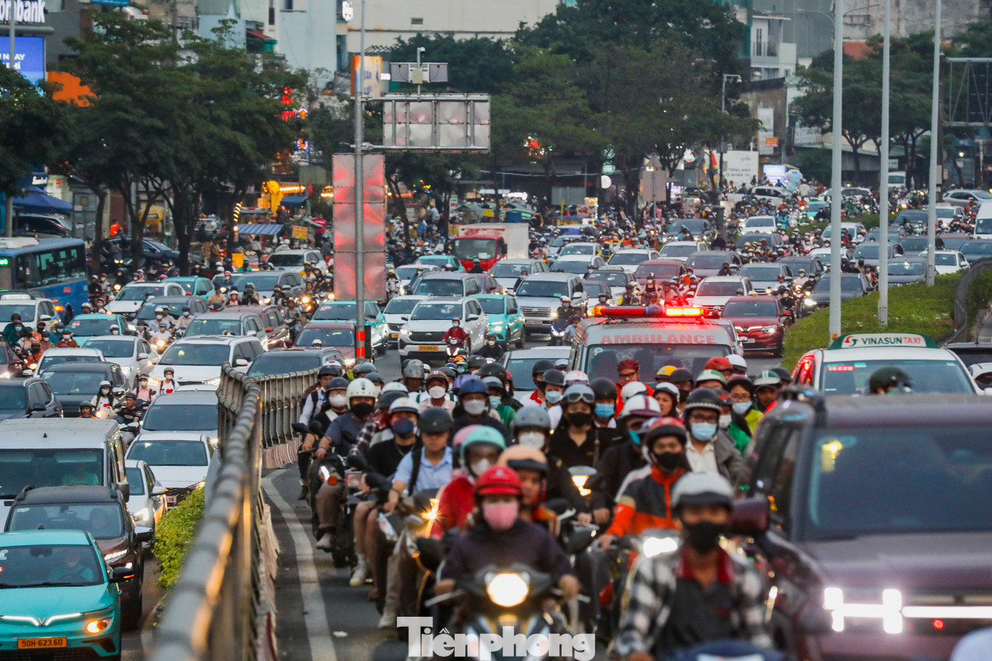 Chiều 10/1, dòng xe ùn ứ kéo dài trên đường Điện Biên Phủ, quận Bình Thạnh, hướng về Ngã Tư Hàng Xanh. Chiều 10/1, dòng xe ùn ứ kéo dài trên đường Điện Biên Phủ, quận Bình Thạnh, hướng về Ngã Tư Hàng Xanh.