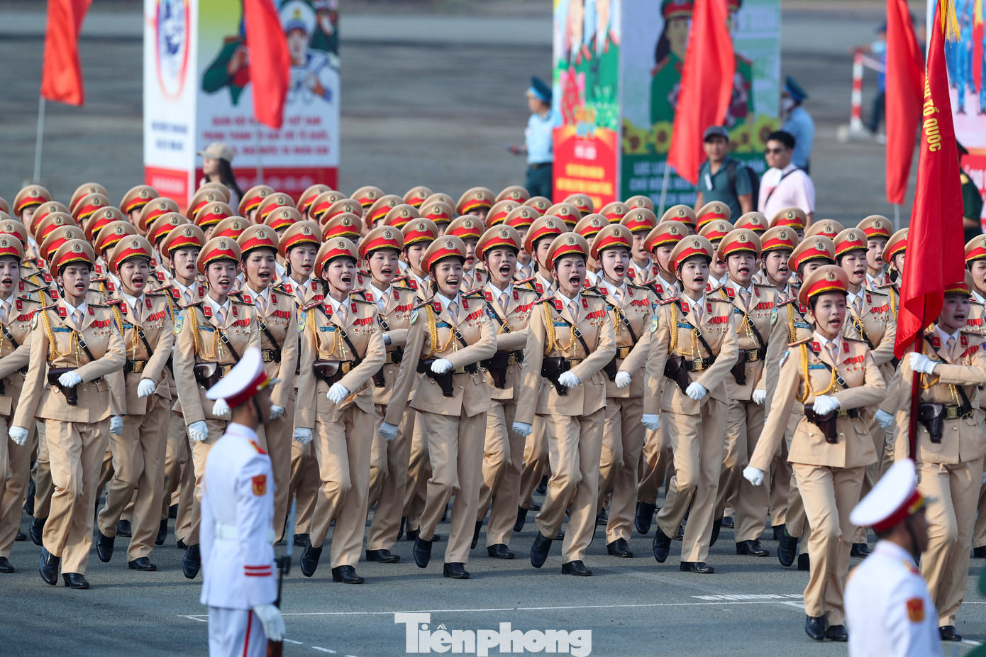 Trên khuôn mặt các cán bộ chiến sĩ mặc dù da sạm đi vì thời tiết, nhưng vẫn thể hiện được tinh thần vui tươi phấn khởi, ý chí quyết tâm cao.