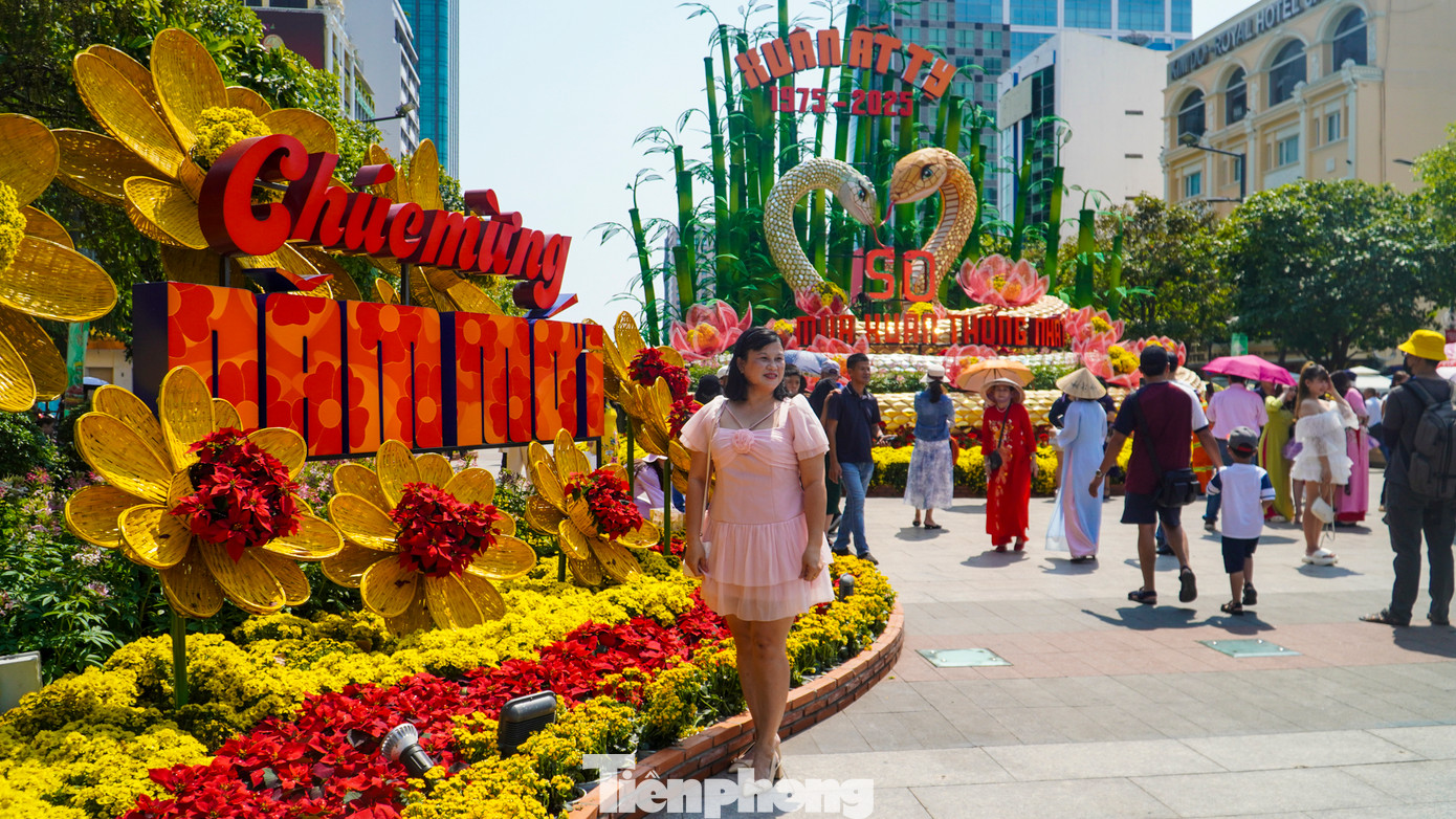Từ 22 năm qua, đường hoa Nguyễn Huệ đã trở thành món ăn tinh thần không thể thiếu, là công trình được người dân TPHCM mong đợi nhất trong dịp Tết đến, xuân về.