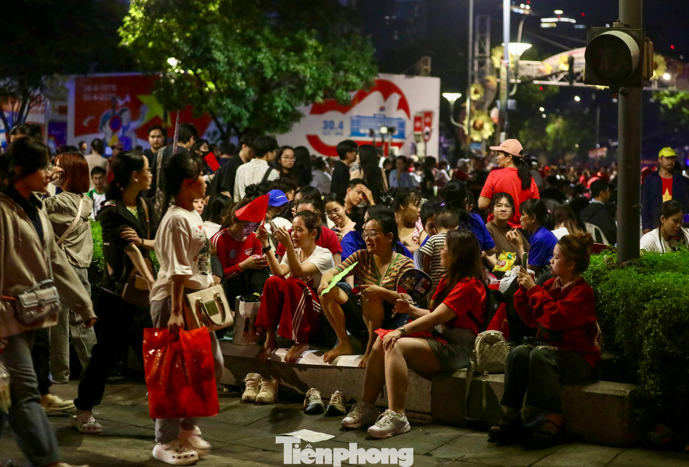 Ở một góc khác của phố đi bộ Nguyễn Huệ, người dân trải bạt ngồi trò chuyện cùng nhau.