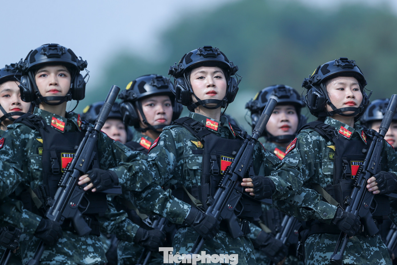 Phần diễu hành kế tiếp gồm 12 khối do TPHCM đảm nhiệm.