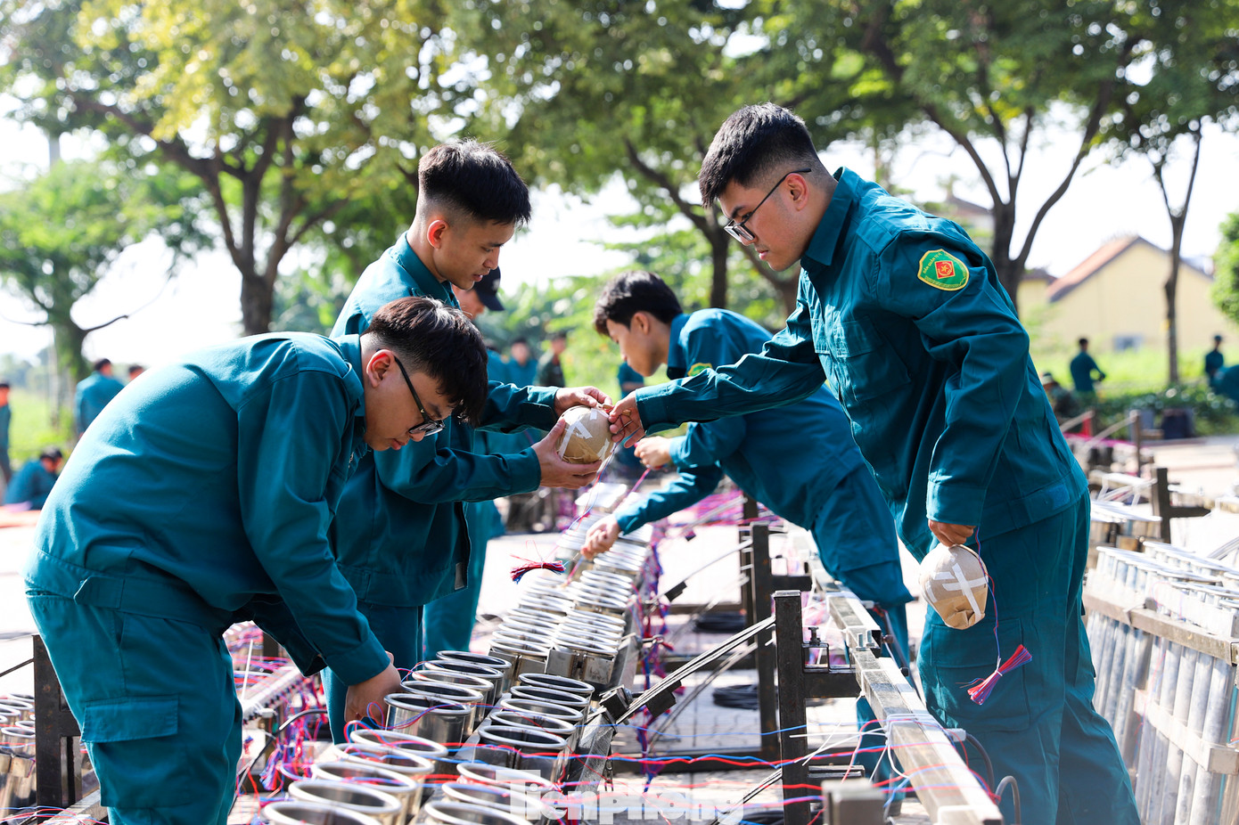 Các giàn pháo tầm thấp cũng đang được đấu nối dây. Mỗi giàn pháo có hình dạng khác nhau để tạo hiệu ứng về màu sắc và tầm bắn. Một giàn pháo hoa tầm cao có thể bắn cao hơn 200m. Các giàn pháo tầm thấp cũng đang được đấu nối dây. Mỗi giàn pháo có hình dạng khác nhau để tạo hiệu ứng về màu sắc và tầm bắn. Một giàn pháo hoa tầm cao có thể bắn cao hơn 200m.