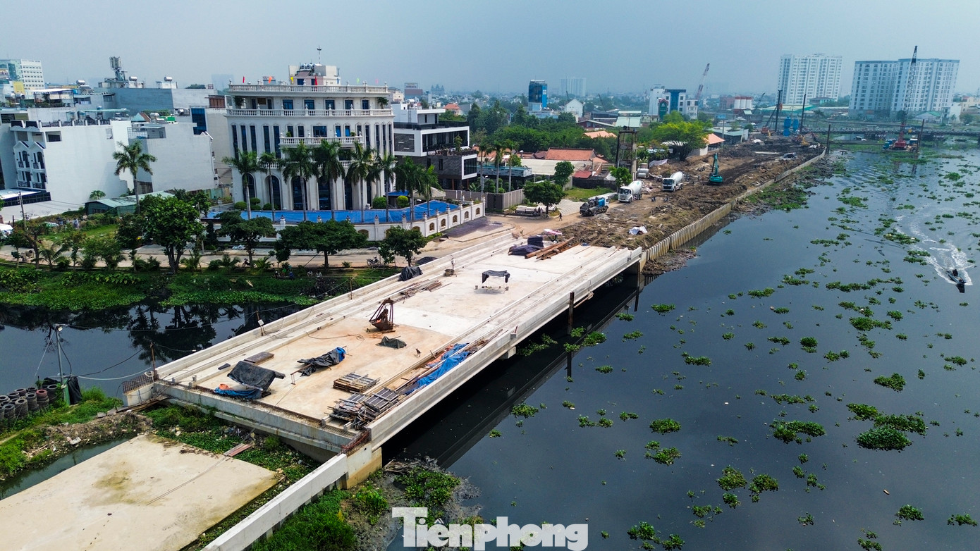Dự án được khởi công vào tháng 2/2023, với các hạng mục chính, gồm: Xây kè bê tông hai bên bờ kênh; nạo vét lòng kênh, cải thiện khả năng thoát nước; xây dựng đường song hành rộng 7-12m hai bên kênh; lắp đặt hệ thống thoát nước, chiếu sáng, cây xanh; xây 19 cống thoát nước, 12 bến thuyền và 3 cây cầu kết nối.