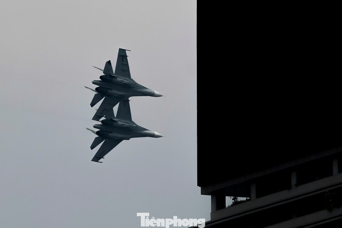 Càng gần ngày đại lễ 30/4, lịch tập luyện của các phi công dày đặc hơn.