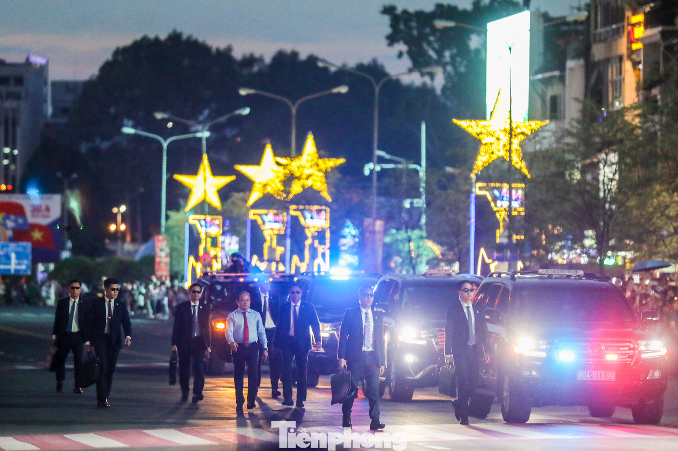 Buổi diễn tập do Bộ Công an tổ chức trong chương trình "Vinh quang Công an nhân dân Việt Nam", kỷ niệm 77 năm ngày Chủ tịch Hồ Chí Minh ra Lời kêu gọi thi đua ái quốc, 80 năm ngày truyền thống Công an nhân dân. Tình huống giả định là, yếu nhân đi trên đường Lê Lợi chào hỏi người dân. Lực lượng cảnh vệ trong trang phục vest đen, cầm cặp đen, đi xung quanh để bảo vệ.