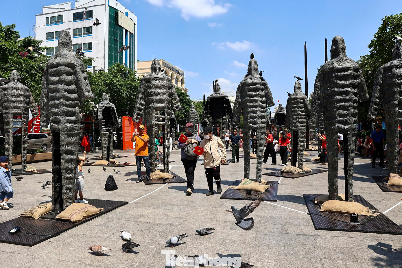 Không gian triển lãm lịch sử ngoài trời tại phố đi bộ Nguyễn Huệ (quận 1, TPHCM) với loạt xe tăng, mô hình thần Bảo hộ và loạt tiểu cảnh tái hiện trận Bạch Đằng năm 1288 hào hùng. Đây là hoạt động nằm trong chuỗi sự kiện kỷ niệm 50 năm ngày thống nhất đất nước (30/4/1975 - 30/4/2025) diễn ra tại TPHCM.