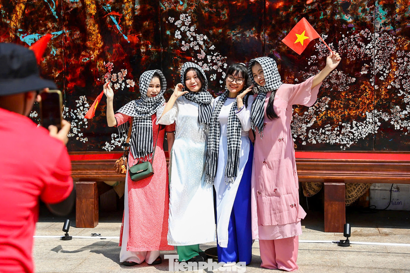 Bức tranh sơn mài Hịch Tướng Sĩ cao 3,8 m, dài 9,5 m, gồm 18 tấm nhỏ ghép thành trở thành điểm chụp hình được nhiều người yêu thích.