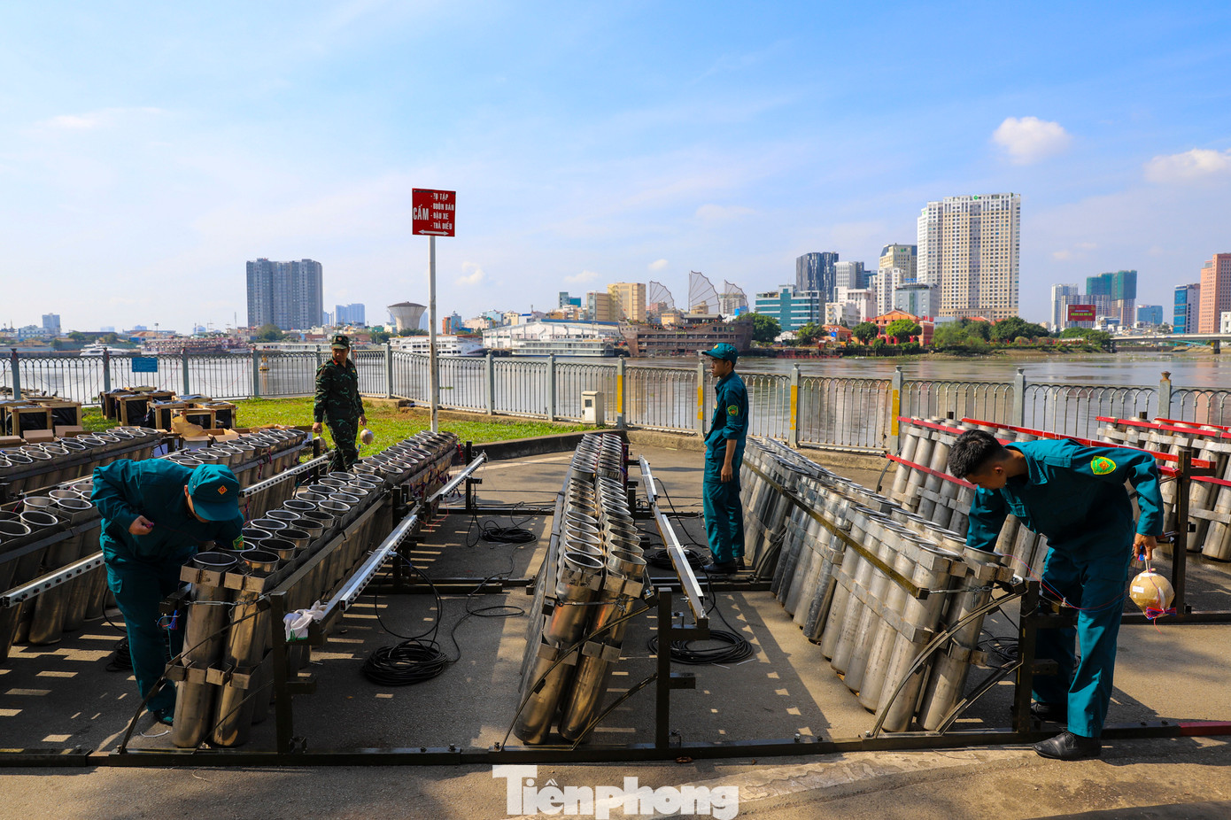 Các màn trình diễn pháo hoa thường được thiết kế với nhiều màu sắc và hình dạng khác nhau, thể hiện sự sáng tạo và nghệ thuật của các nhà thiết kế. Các màn trình diễn pháo hoa thường được thiết kế với nhiều màu sắc và hình dạng khác nhau, thể hiện sự sáng tạo và nghệ thuật của các nhà thiết kế.