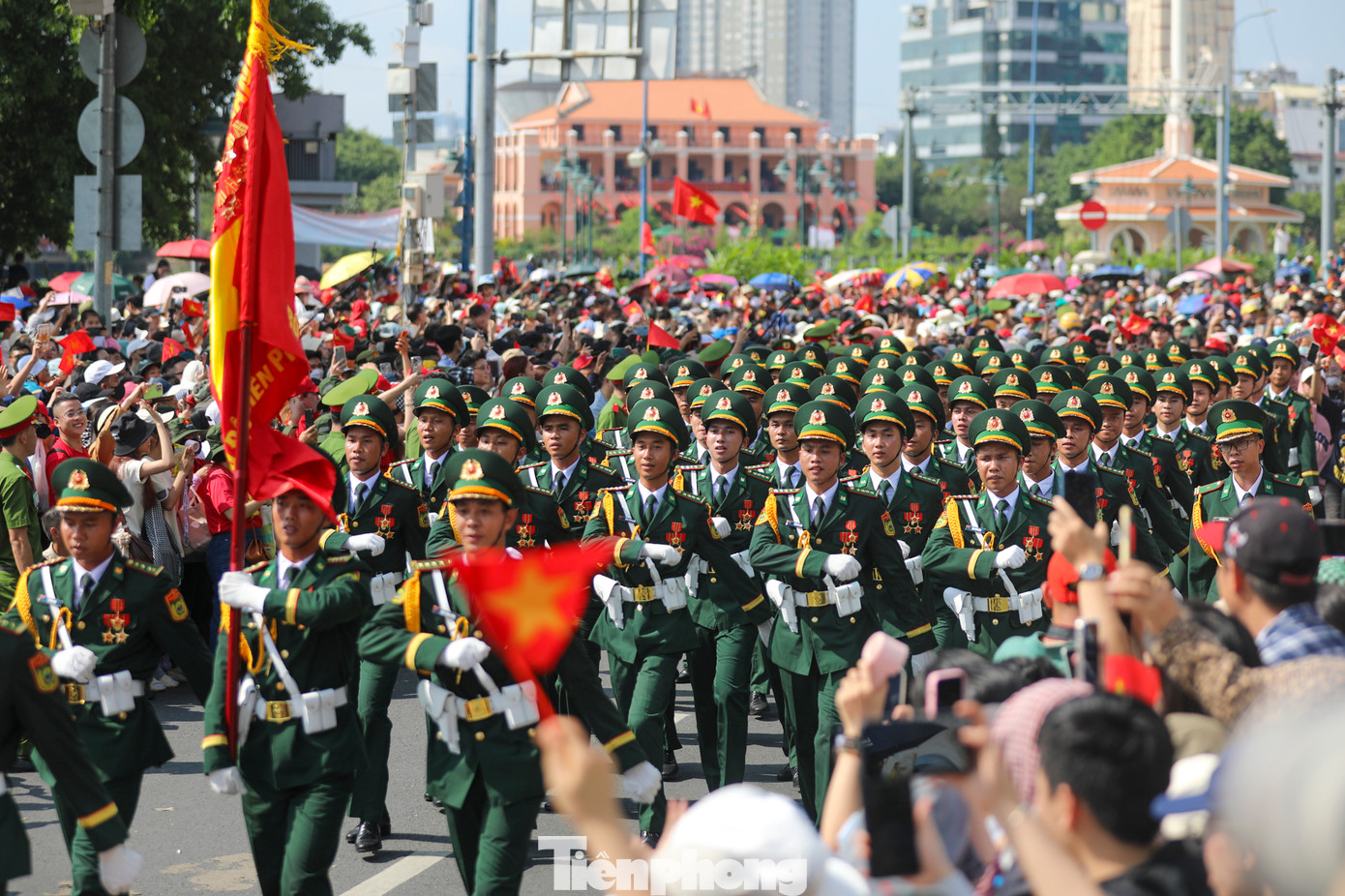 Nhiều người dân vẫy cờ đỏ sao vàng, reo hò, hát lớn những bài hát ngợi ca quê hương, đất nước.