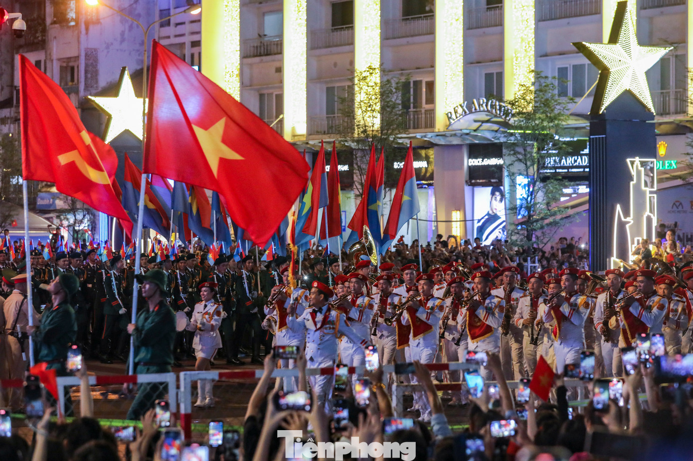 Sau khi hoàn thành bài luyện tập qua lễ đài, các khối diễu binh rẽ ra 4 hướng đi qua các tuyến phố giữa tiếng reo hò, cổ vũ của người dân.