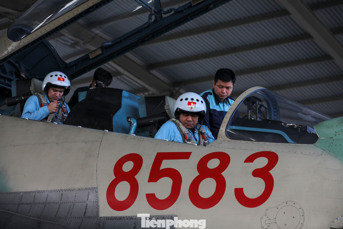 Sau công đoạn kiểm tra các hệ thống trên máy bay, hai phi công ngồi vào buồng lái với mũ bảo hiểm chuyên dụng, đeo dây an toàn, mặt nạ kết nối với hệ thống điều chỉnh áp suất để đưa máy bay ra đường băng.