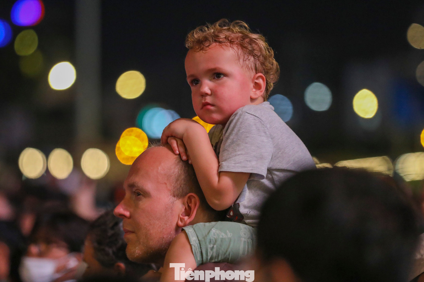 Nhiều du khách nước ngoài thích thú trước màn pháo hoa rực rỡ.