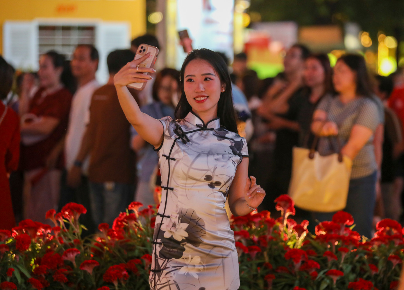 Các du khách chia sẻ rằng đường hoa Nguyễn Huệ năm nay đẹp, rực rỡ và sắc màu hài hòa.