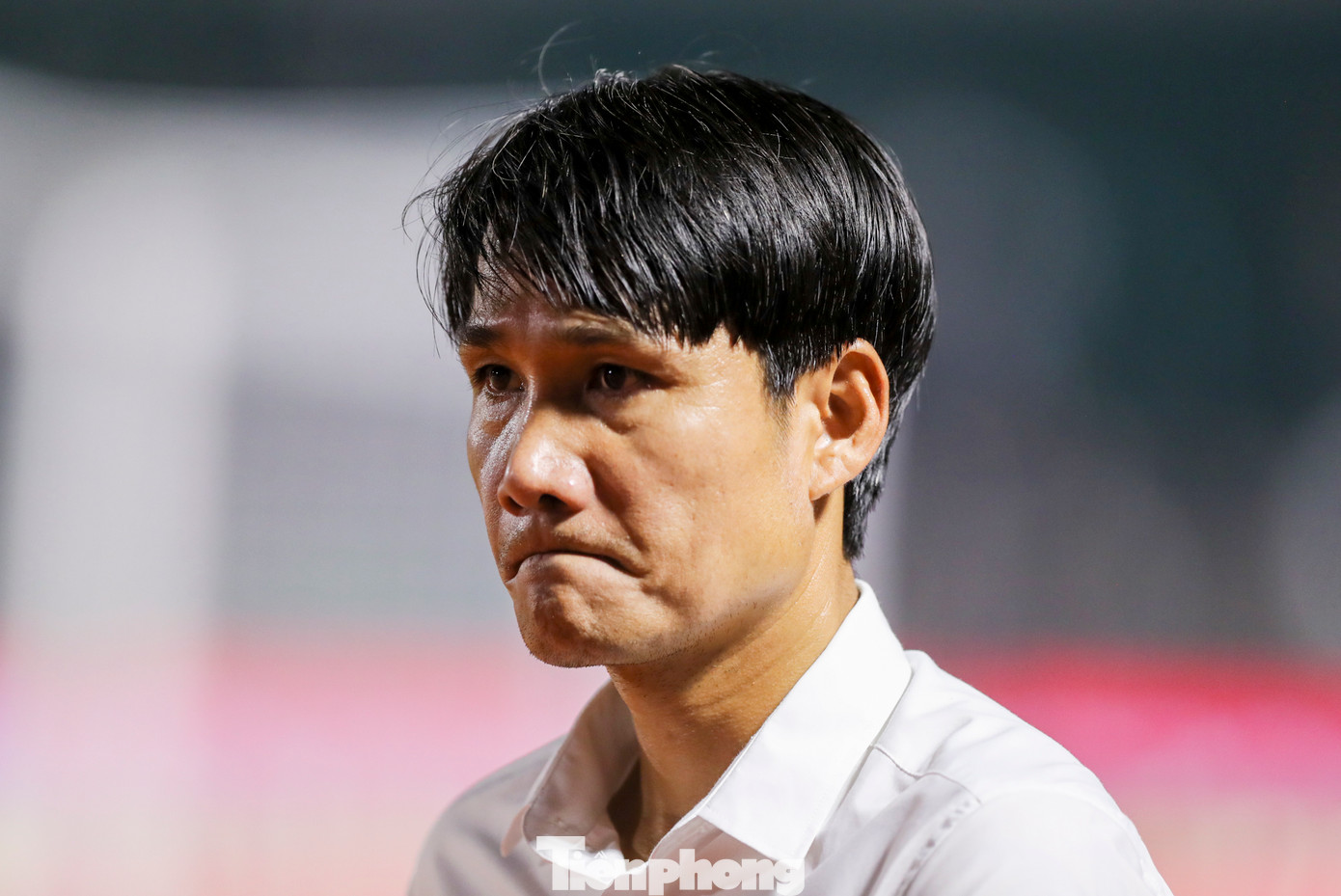 HLV Huỳnh Quốc Anh không giấu được nỗi thất vọng khi không thể giúp đội nhà thăng hạng.