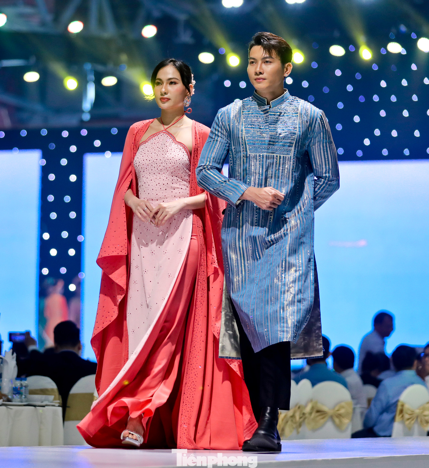 Bộ sưu tập Tinh hoa hội tụ gồm những mẫu áo dài với thiết kế độc đáo và lấy cảm hứng từ những tinh hoa trong nước.