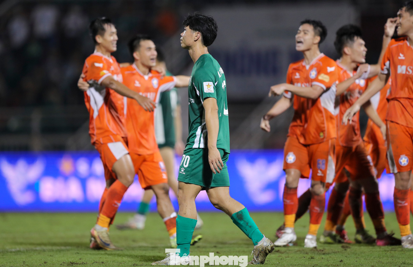 Sai lầm của Công Phượng trên chấm phạt đền đã dập tắt hy vọng của Bình Phước, trước khi Hà Minh Tuấn ghi bàn ấn định chiến thắng 2-0 cho Đà Nẵng.