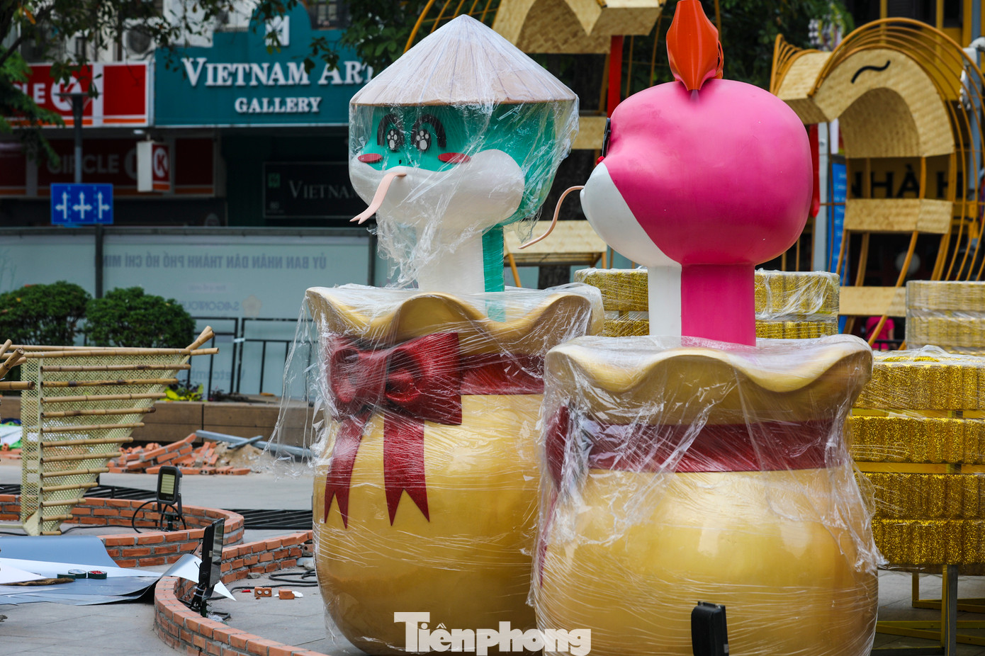 Đường hoa năm nay có khoảng 90 tạo hình linh vật rắn được thể hiện với đa dạng sắc thái và hình dáng, đa phần tập trung sau cổng chào đường hoa.