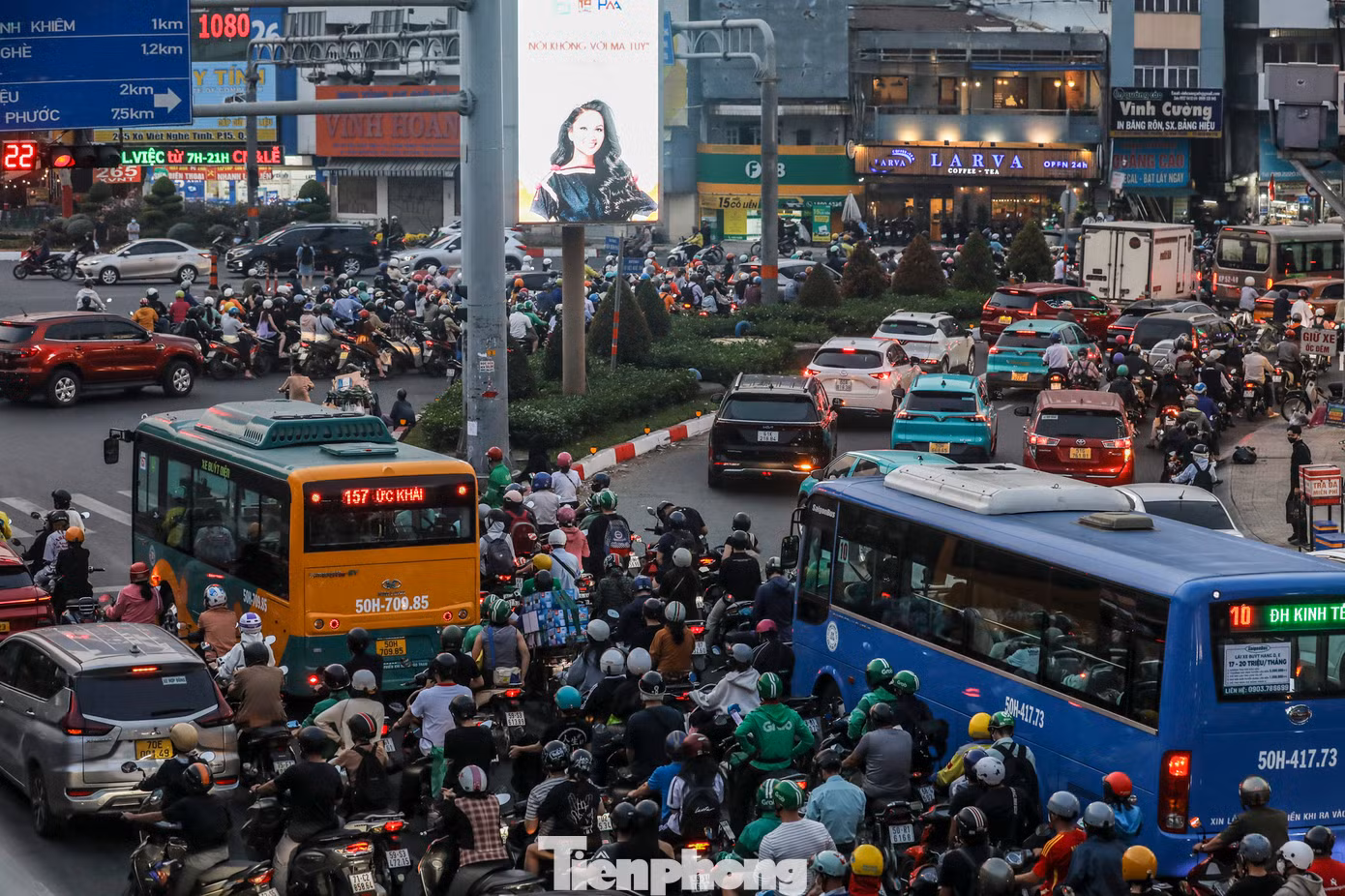 Đèn đỏ tại giao lộ này dài, nhiều người không dám rẽ phải ra đường Xô Viết Nghệ Tĩnh như trước, khiến ùn ứ thêm căng thẳng.
