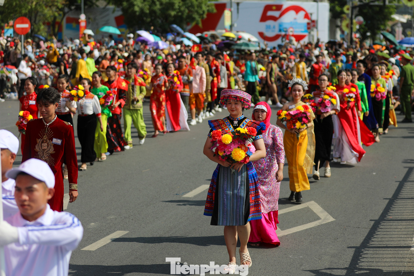 Không còn những hàng rào ngăn cách như ở khu vực chính, tại phố đi bộ Nguyễn Huệ và bến Bạch Đằng, người dân được đứng rất gần các khối diễu binh.