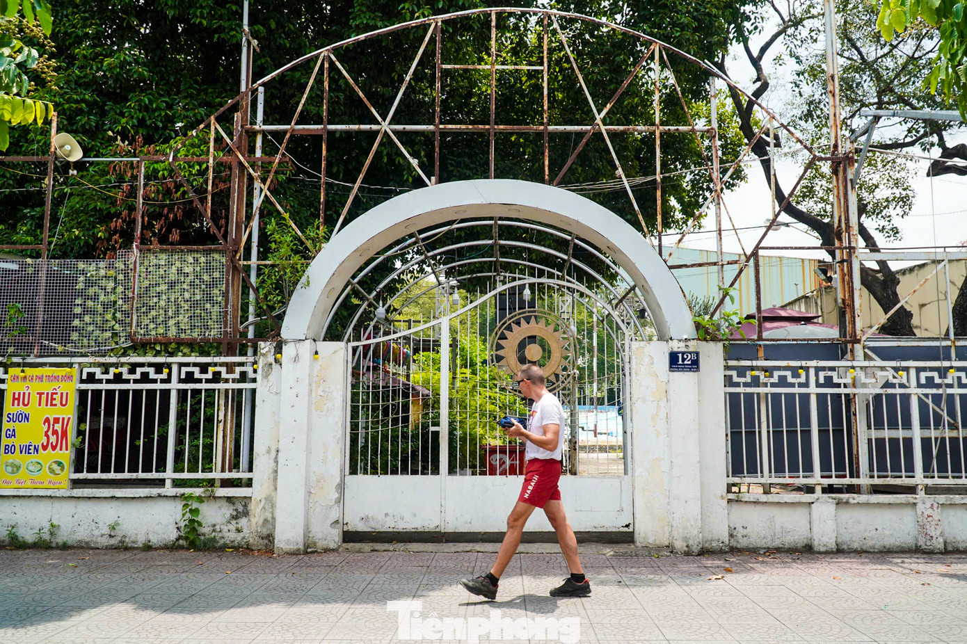 Những ngày qua, trên các nền tảng mạng xã hội, nhiều nghệ sĩ Việt chia sẻ cảm xúc buồn, tiếc nuối khi Trống Đồng đóng cửa. Với không ít ca sĩ, nơi đây gắn bó và để lại nhiều kỷ niệm từ những ngày đầu chập chững bước vào con đường ca hát.