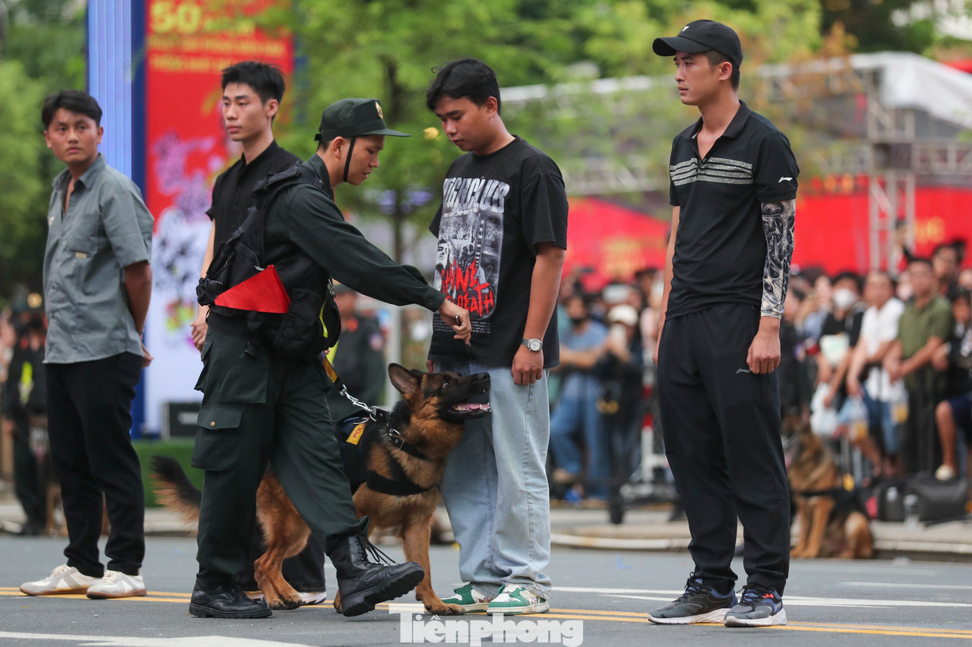 Kết thúc buổi tổng duyệt là màn trình diễn của đàn cảnh khuyển phát hiện ma túy trong vali, trong người và trong xe. Ảnh: Duy Anh.