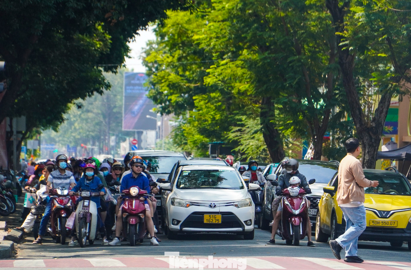 Mùng 4 Tết, đường Lê Lợi (Quận 1) đông xe hơn. Nhiều người đi chúc tết, nhiều người tiếp tục mưu sinh với công việc thường nhật.