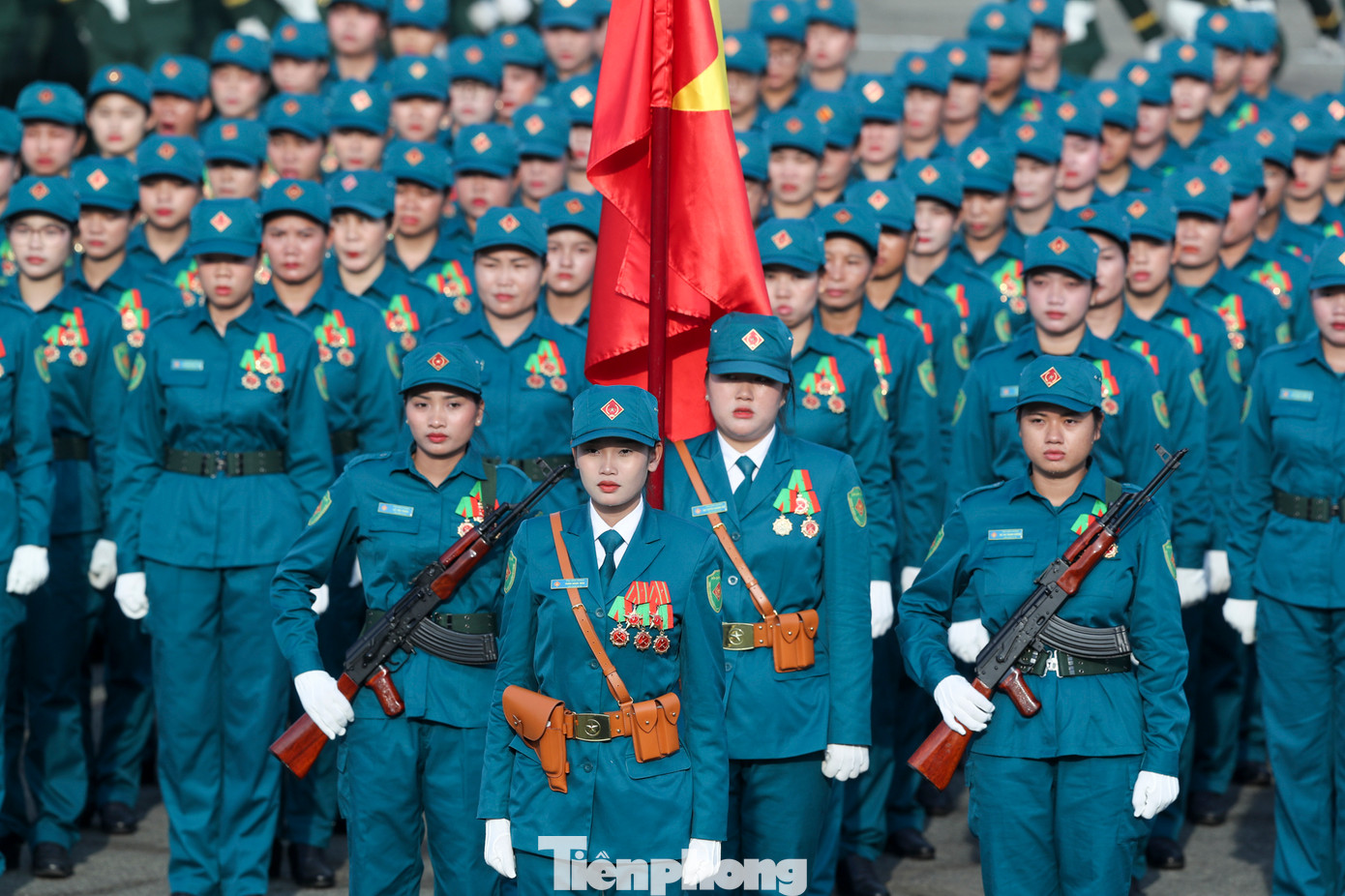 Xuất hiện trước lễ đài, đội hình diễu binh, diễu hành của các khối nữ quân nhân, nữ cảnh sát khiến người xem khó rời mắt với những khuôn mặt bừng sáng.