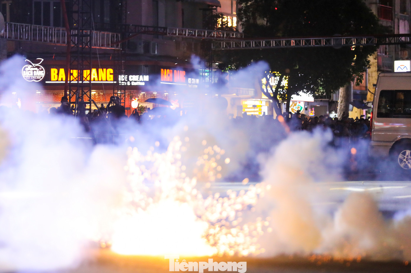 Bất ngờ nhóm khủng bố xuất hiện, dùng súng tấn công, ném vật nổ về phía yếu nhân.