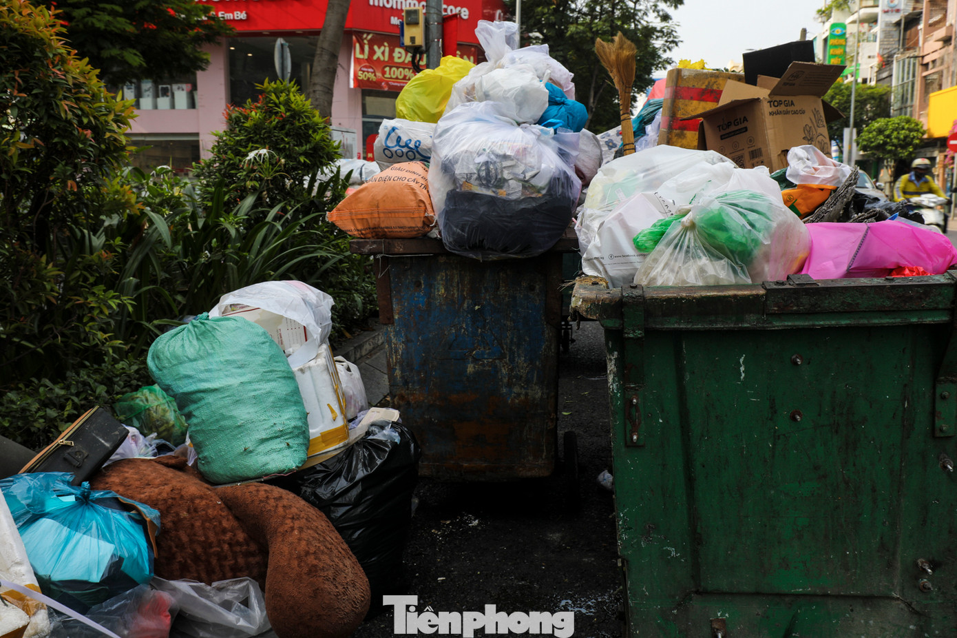 Nhiều người sinh sống quanh khu vực cho biết, trước đây rác được thu gom và xử lý rất nhanh nhưng vài ngày qua chậm lại khiến rác bị ùn ứ nhiều.