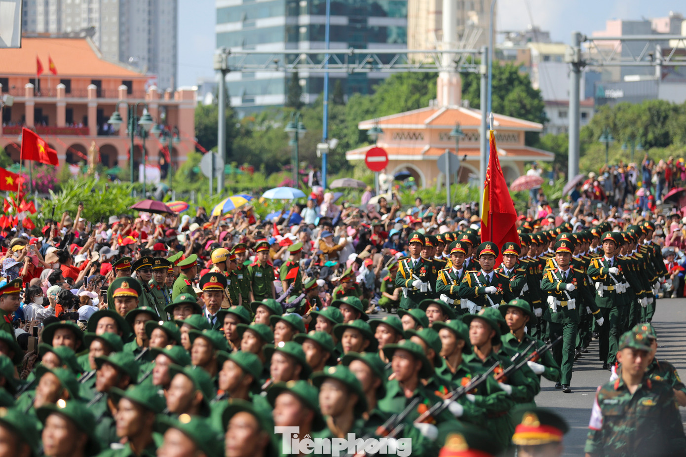 Lần lượt các khối sĩ quan lục quân, hải quân, không quân, lực lượng công an, dân quân tự vệ... đi qua, đồng loạt bước đều, đội hình chỉnh tề.