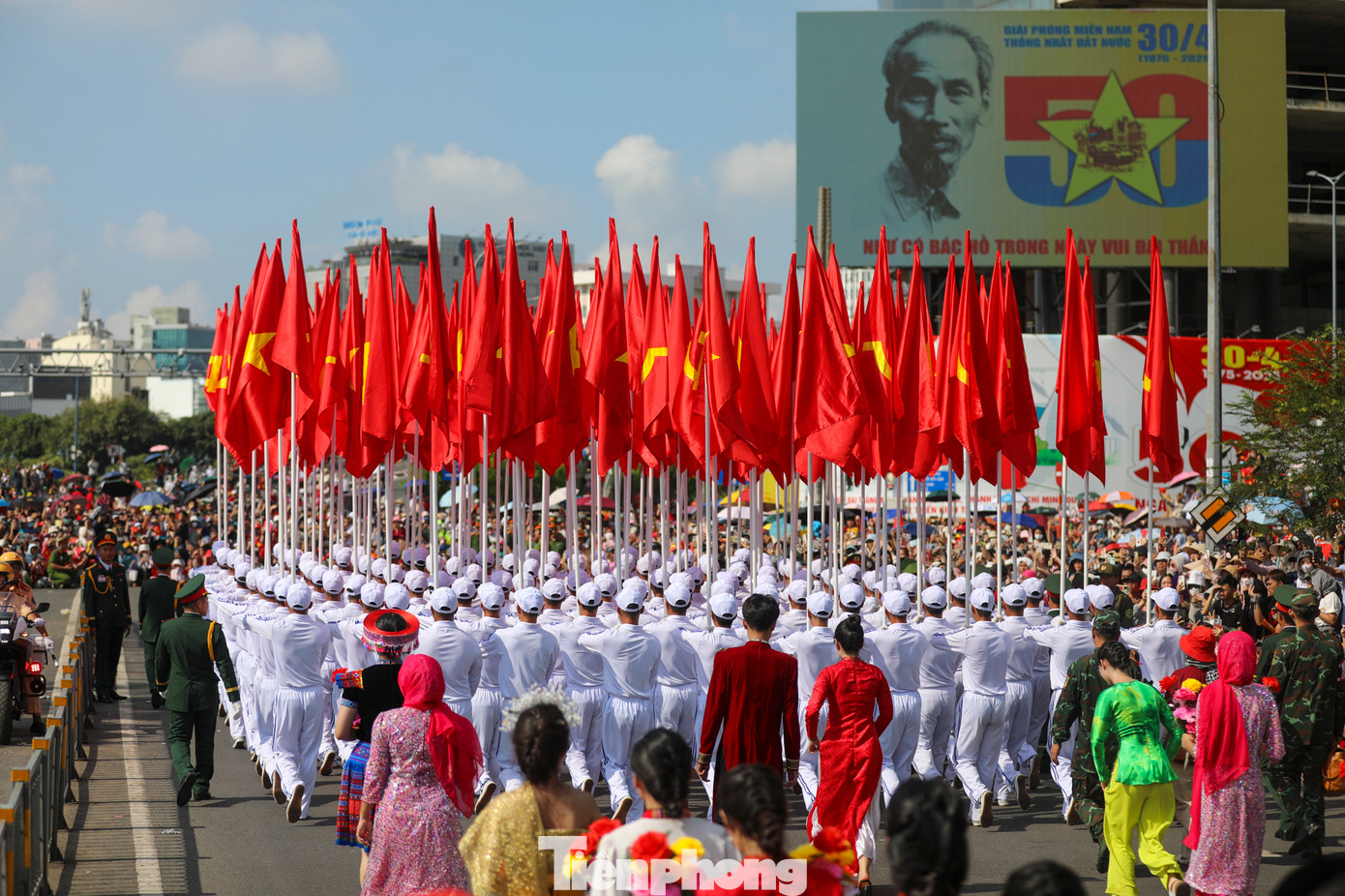 Các khối diễu binh, diễu hành tiếp tục qua phố đi bộ Nguyễn Huệ rồi tiến ra bến Bạch Đằng trong sự chào đón nồng nhiệt của hàng ngàn người dân và khách du lịch trong và ngoài nước.