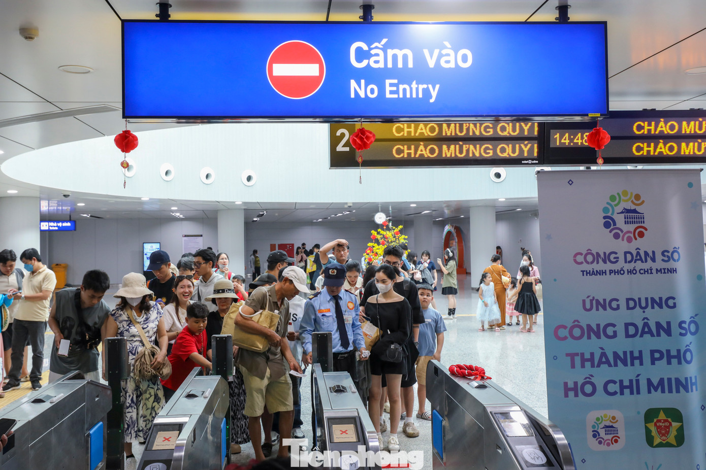 Anh Tú (ngụ quận Gò Vấp) chia sẻ: &quot;Tranh thủ ngày nghỉ cuối cùng dịp Tết, tôi cùng gia đình đi metro để tham quan đường hoa Nguyễn Huệ. Cả nhà sẽ về sớm để ngày mai còn bắt đầu công việc&quot;.