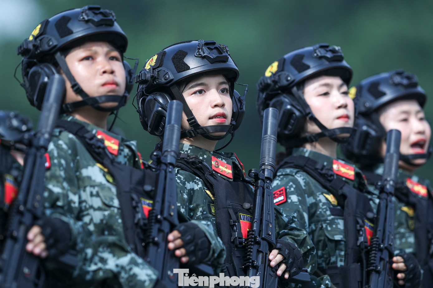 Vẻ đẹp dịu dàng hòa quyện với sự mạnh mẽ, bản lĩnh đã tôn vinh hình ảnh người phụ nữ Việt Nam thời đại mới - vừa mềm mại, vừa kiên cường.