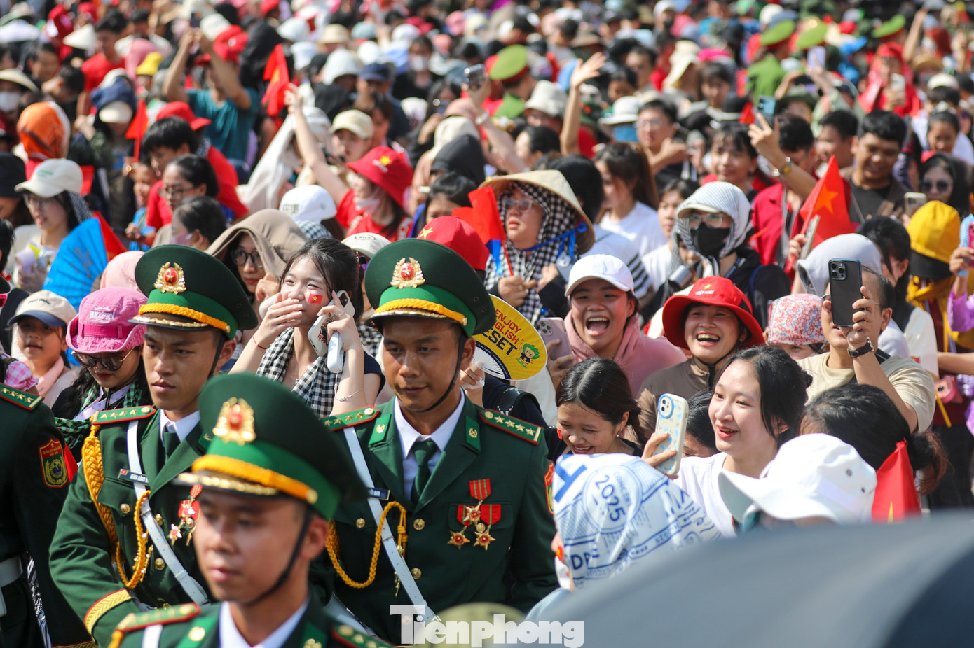 Đây là lần đầu tiên buổi hợp luyện diễn ra vào ban ngày, có sự tham gia của nhiều tiêm kích, trực thăng treo cờ, thả bẫy nhiệt trước khi diễu binh diễu hành chính thức vào sáng 30/4/2025.