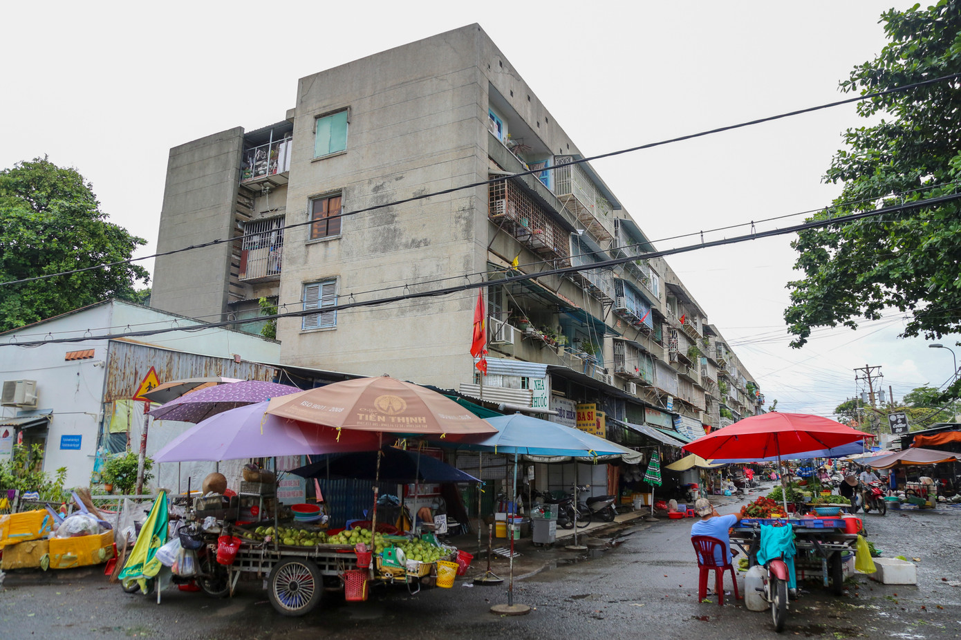 Các "chuồng cọp" được chồng tầng lên nhau, lơ lửng trên không.