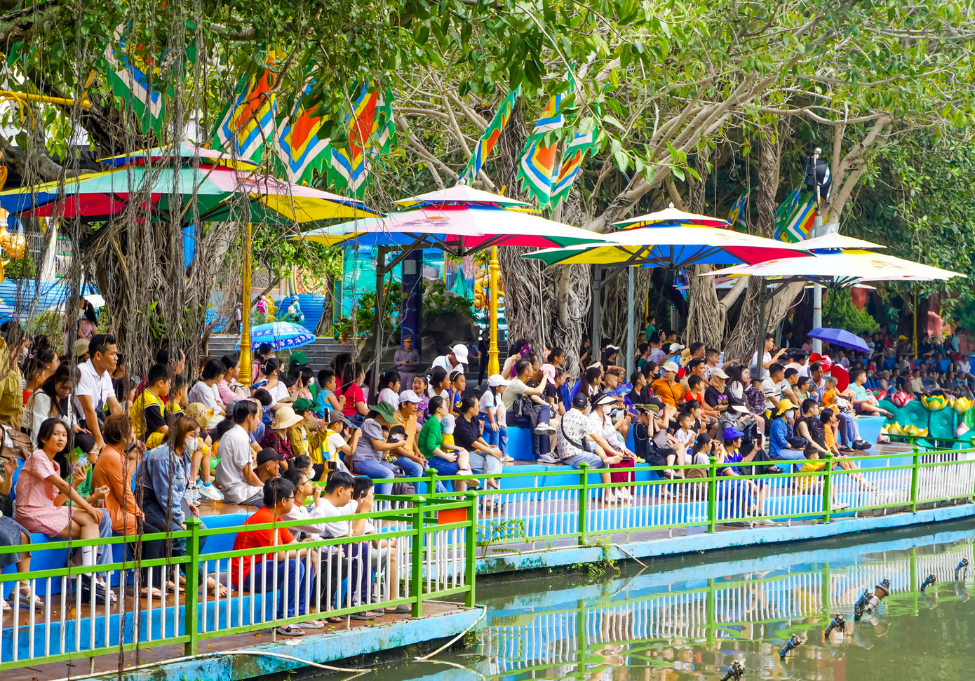 Đến với Suối Tiên dịp Tết, du khách được trải nghiệm nhiều trò chơi như đi tàu hỏa, vào lâu đài phép thuật, đi tàu lượn siêu tốc, thuyền rồng..., xem sân khấu hóa truyền thuyết Sơn Tinh Thủy Tinh. Đến với Suối Tiên dịp Tết, du khách được trải nghiệm nhiều trò chơi như đi tàu hỏa, vào lâu đài phép thuật, đi tàu lượn siêu tốc, thuyền rồng..., xem sân khấu hóa truyền thuyết Sơn Tinh Thủy Tinh.