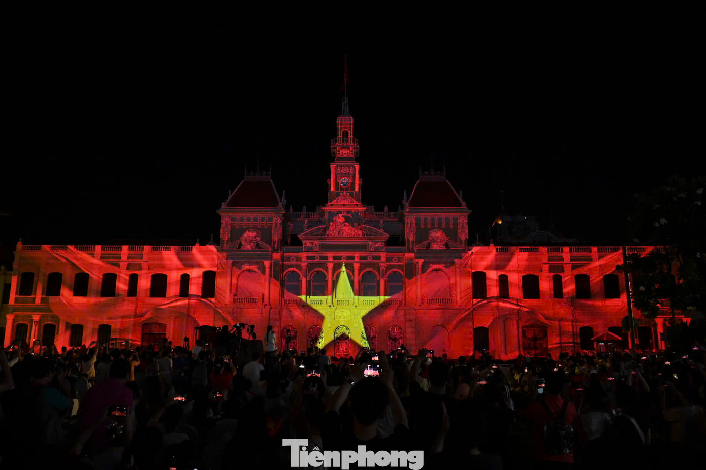Người dân xem trình diễn ánh sáng 3D Mapping ở mặt tiền trụ sở HĐND và UBND TPHCM.